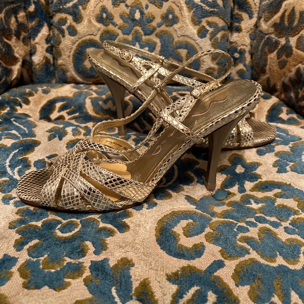 Beautiful Limited Edition Nina Gold Sandals Size 8